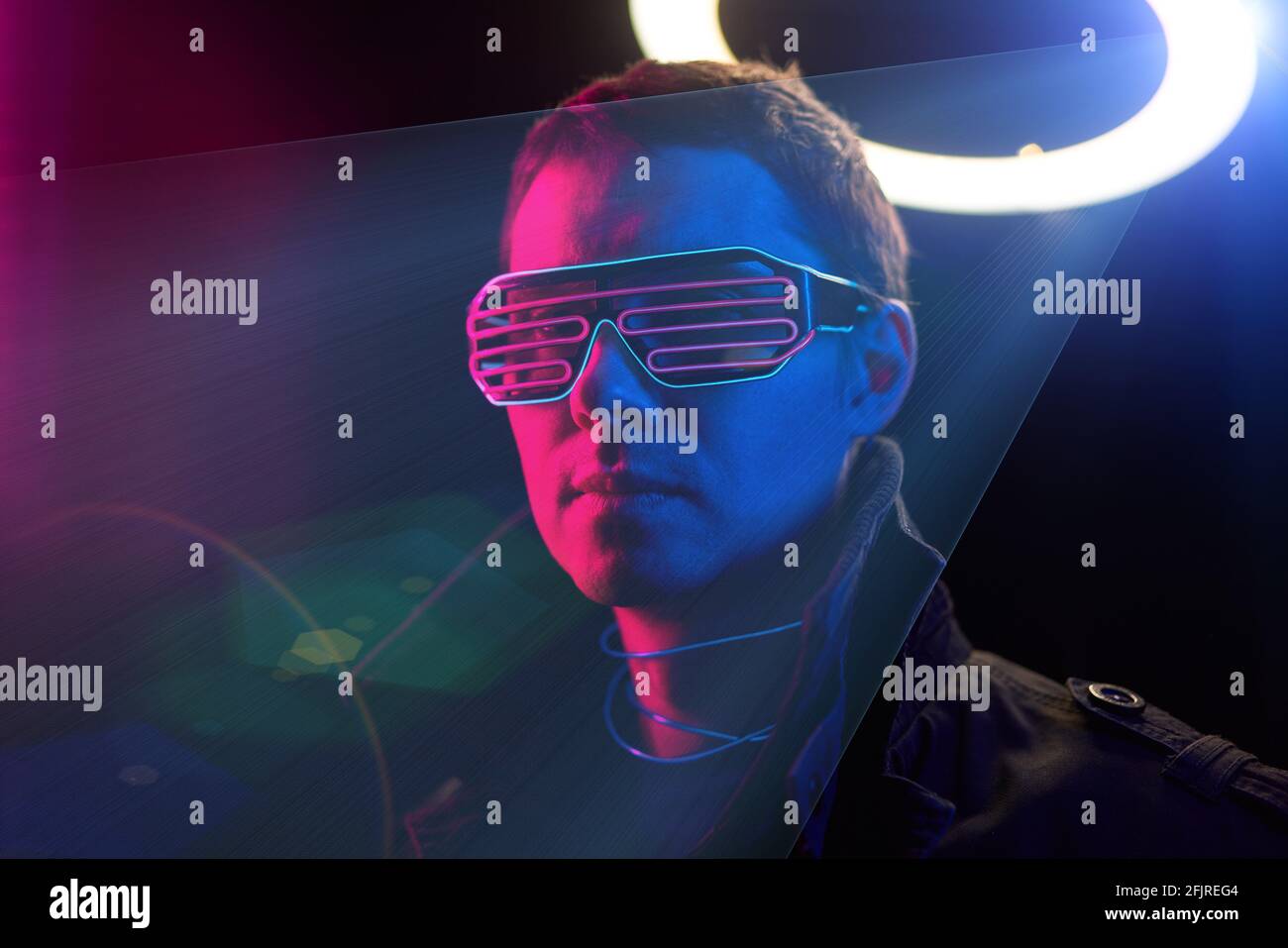 Cyberpunk-Porträt des Mannes in futuristischem Kostüm. Konzept von Augmented und Virtual Reality, Spiel, Zukunftstechnologie. Stockfoto
