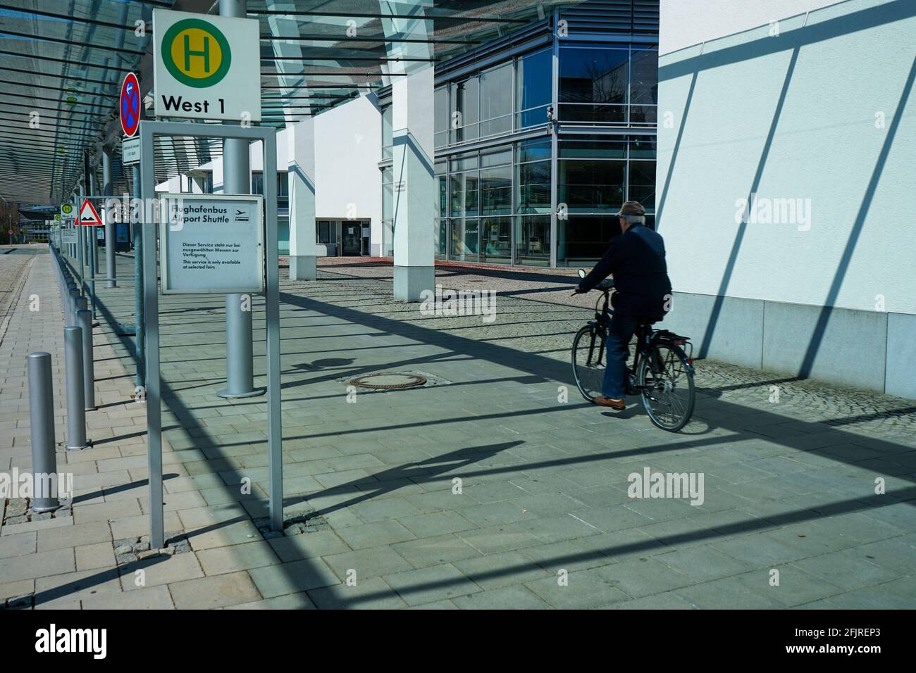 Ein Mann fährt mit dem Fahrrad an einer Bushaltestelle am Internationalen  Congress Center München vorbei Stockfotografie - Alamy