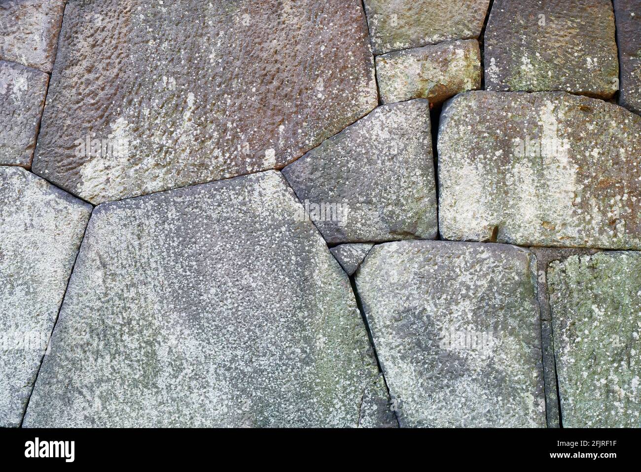 Hintergrund des alten Edo-Schlosses polygonales Mauerwerk in Kletter-Spundtechnik verwendet, um schräge Steinmauern zu bauen gemacht. Kaiserpalast Tokio. Tokio. Japan Stockfoto