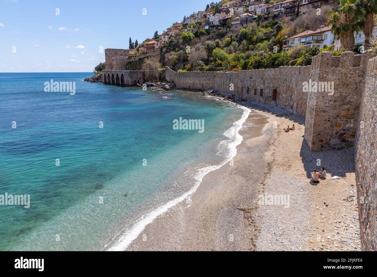 Blick vom Inneren der Burg Alanya, die eine mittelalterliche Burg in der südtürkischen Stadt Alanya, Antalya, Türkei am 3. April 2021 ist. Stockfoto