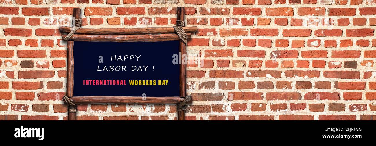 Happy Labor Day Grußtafel vor Backsteinmauer Hintergrund. Konzept des International Workers Day. Stockfoto