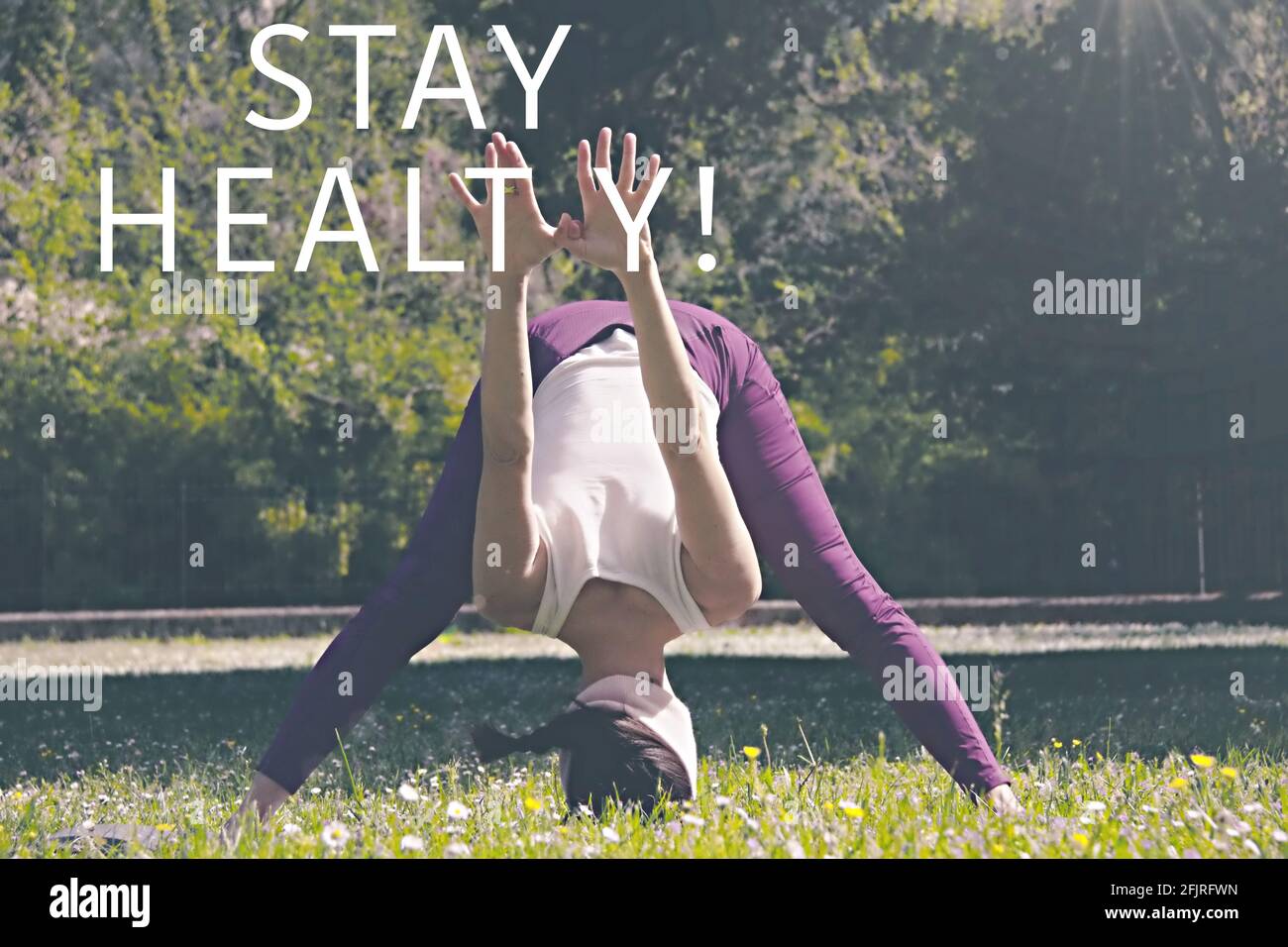 Frau in Kopfstand-Position mit dem Text „gesund bleiben“ Stockfoto