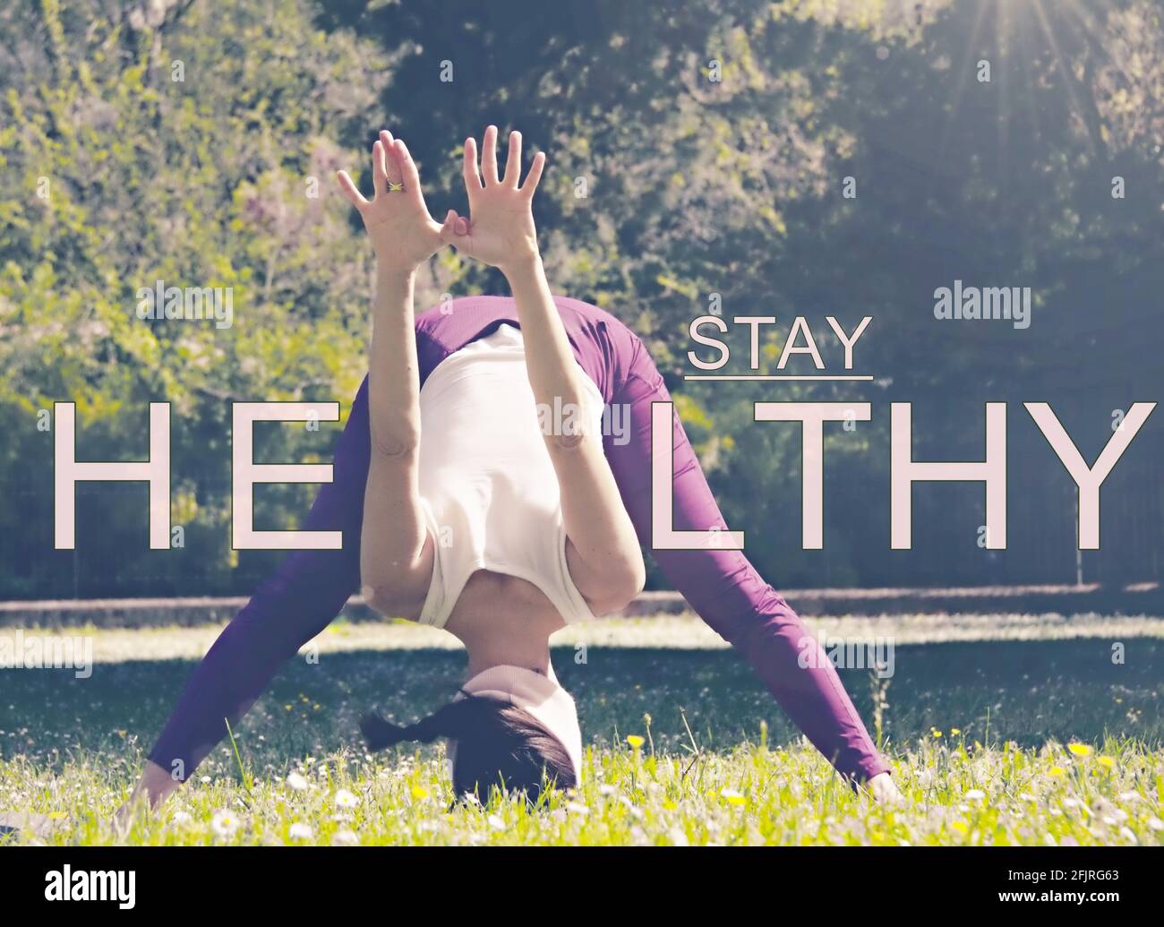 Frau in Kopfstand-Position mit dem Text „gesund bleiben“ Stockfoto