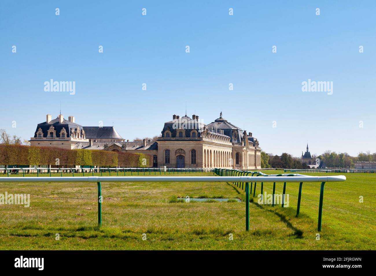 Chantilly, Frankreich - April 25 2021: Die Großen Ställe, Heimat des Lebenden Pferdemuseums (französisch: Musée Vivant du Cheval). Stockfoto