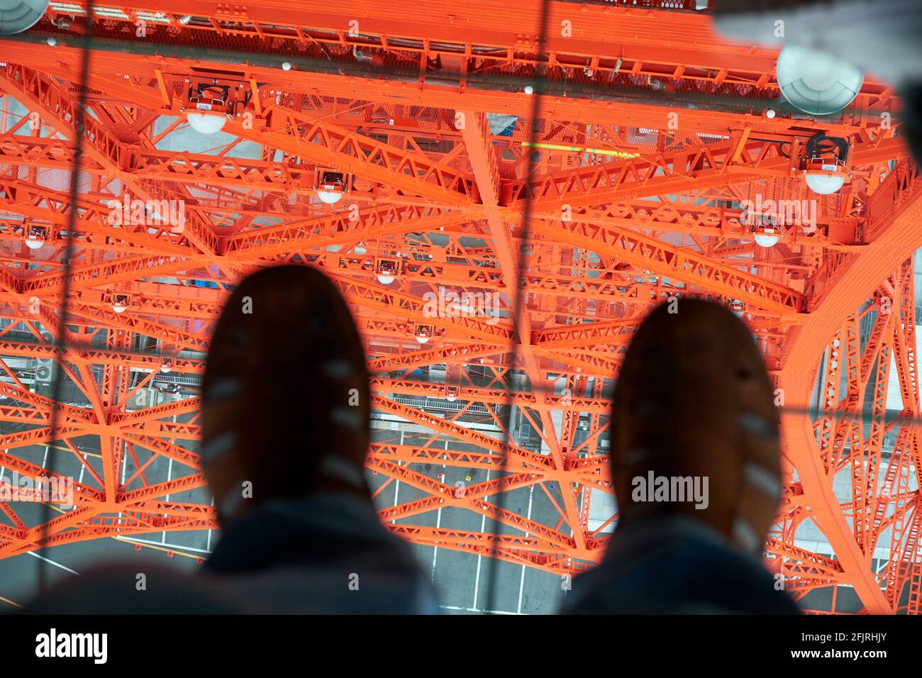 Blick vom Glasboden unter dem Fuß auf den Tokyo Tower. Japan Stockfoto