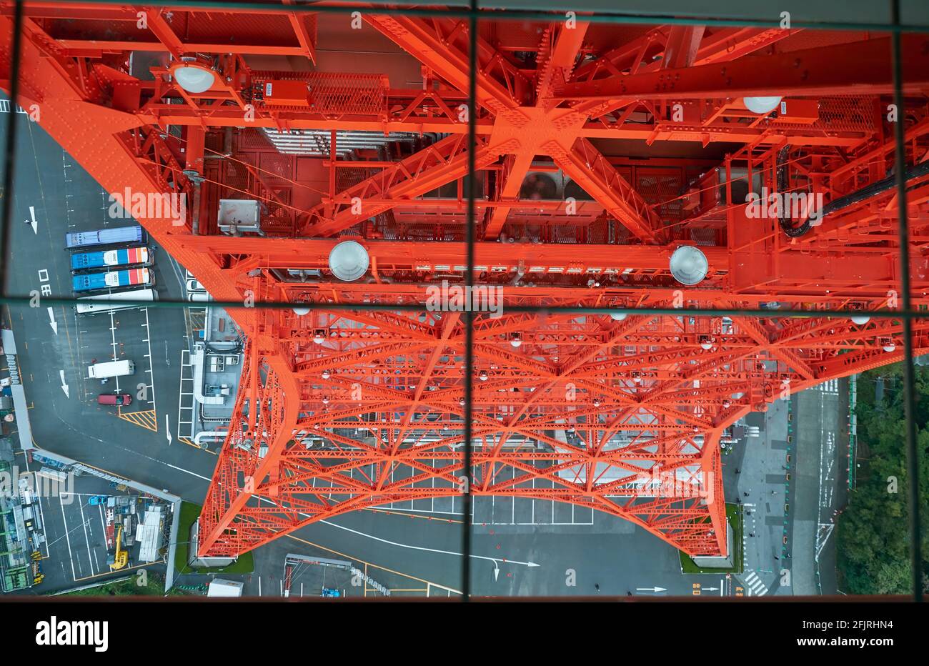 Der Blick hinunter auf die Zinnobergitterkonstruktion des Tokyo Tower durch den Glasboden auf der Hauptbeobachtungsplatte. Japan Stockfoto