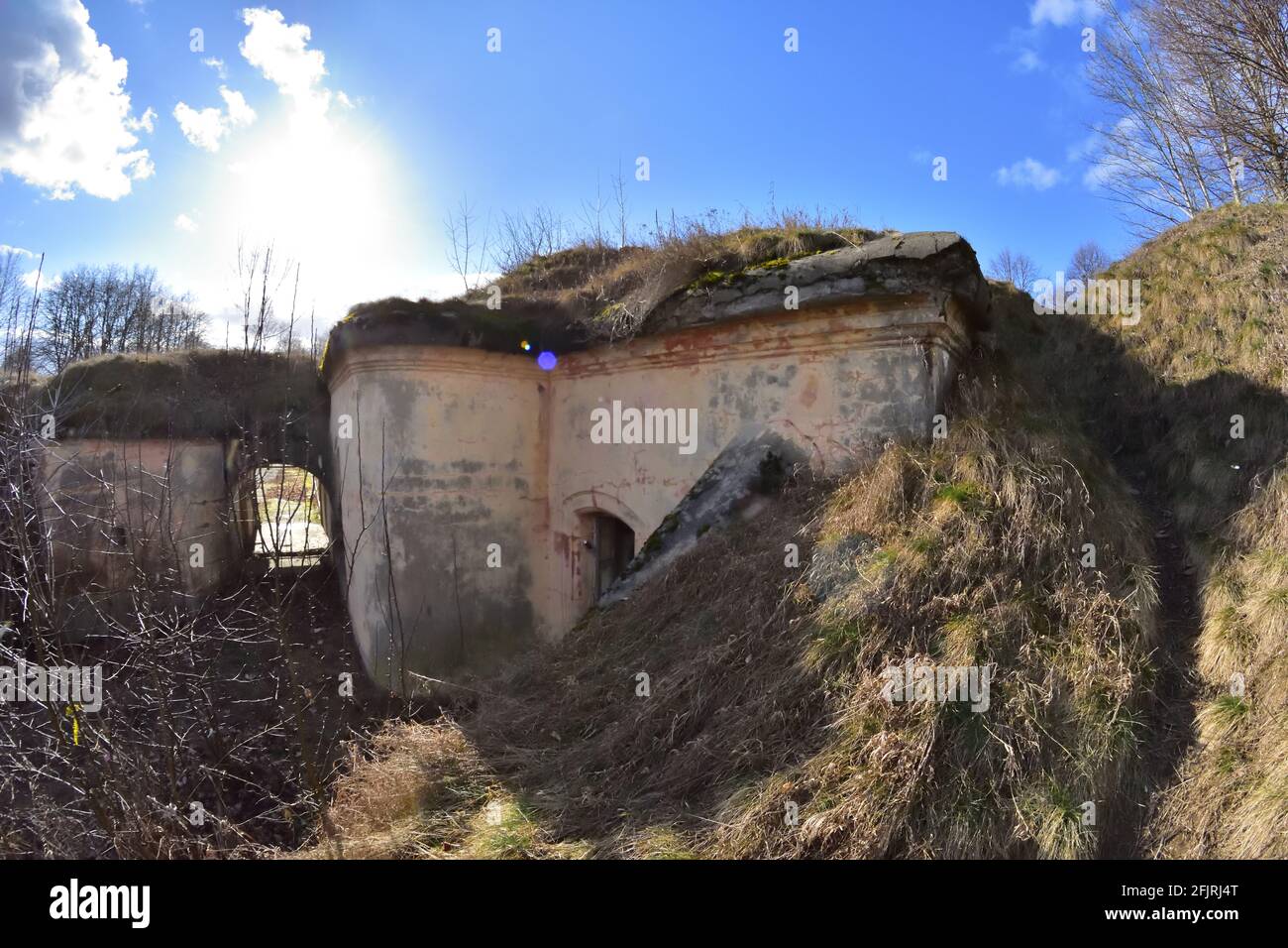 Historische Festung in Rozan an einem sonnigen Frühlingstag. Stockfoto