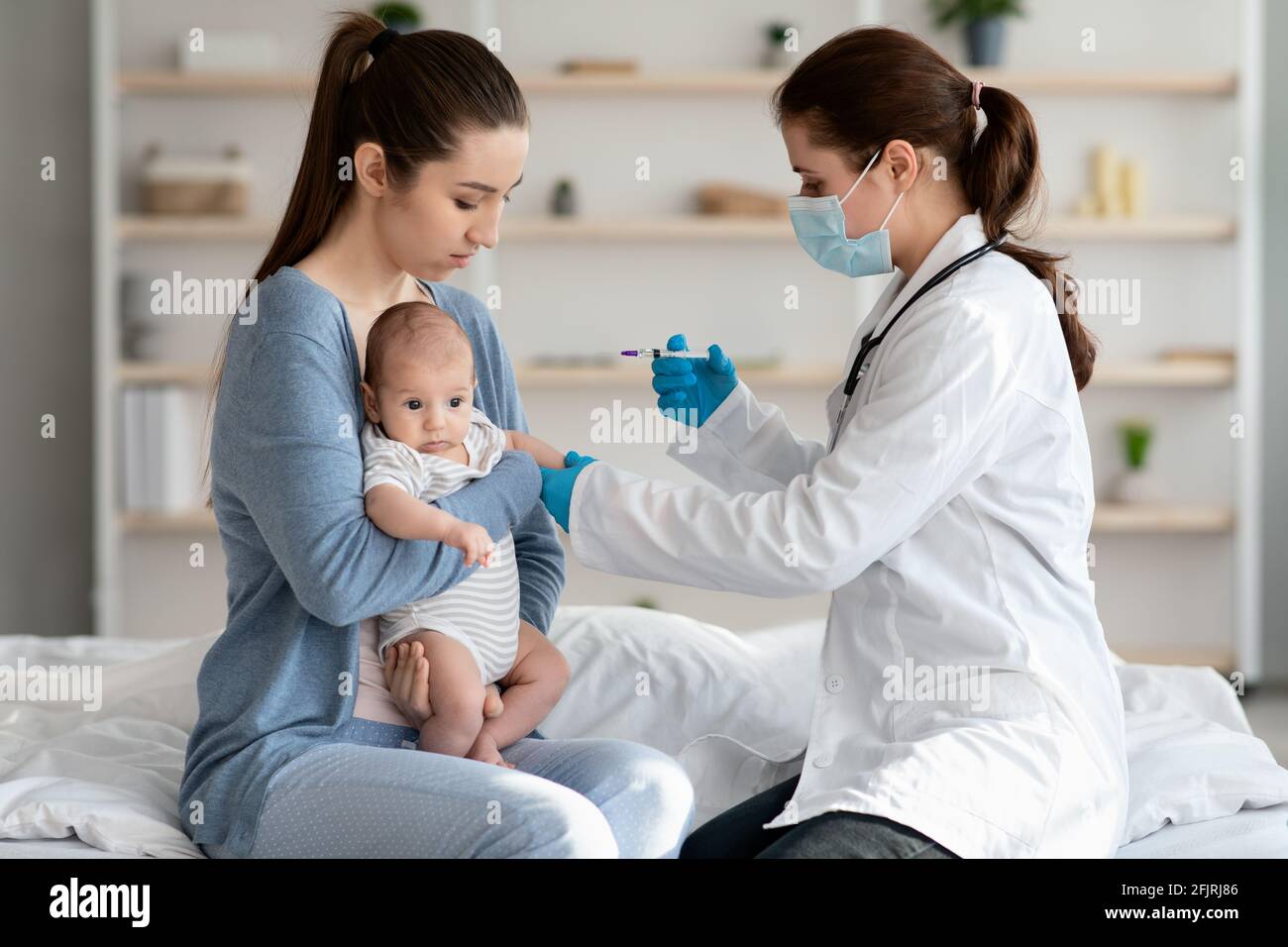 Impfung Von Kindern. Arzt Tut Immunitätsstärkung Injektion Für Neugeborenes Baby Zu Hause Stockfoto