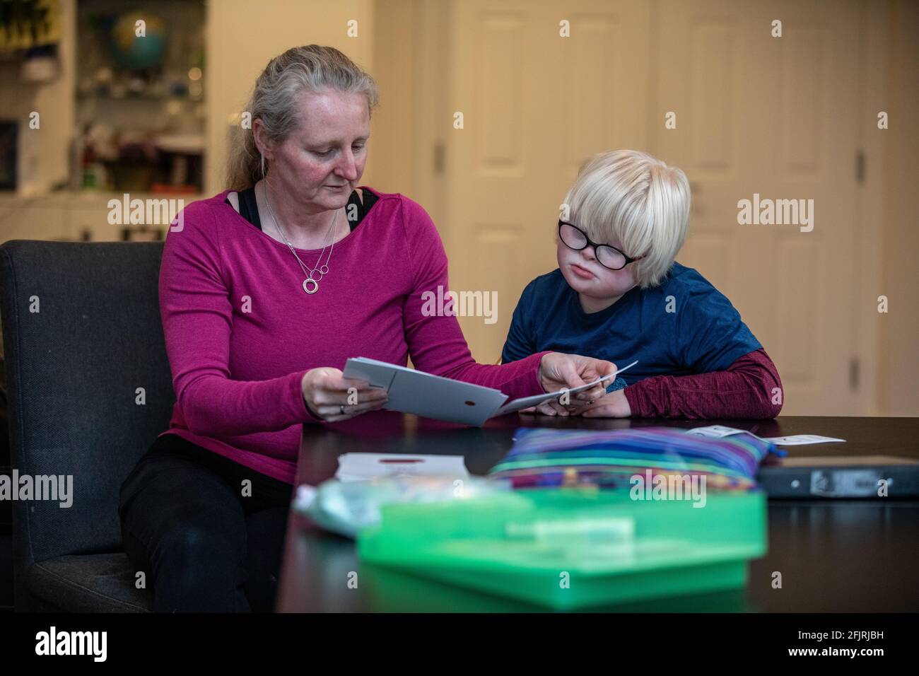 Karen McGuigan, die Math Mom, schreibt den Lehrplan für Kinder, die zu Hause mit ihrem Sohn Lance, England, Großbritannien, anders lernen Stockfoto