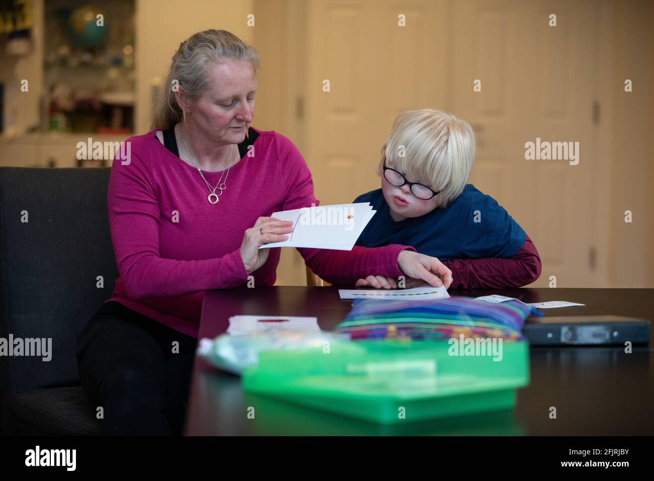 Karen McGuigan, die Math Mom, schreibt den Lehrplan für Kinder, die zu Hause mit ihrem Sohn Lance, England, Großbritannien, anders lernen Stockfoto