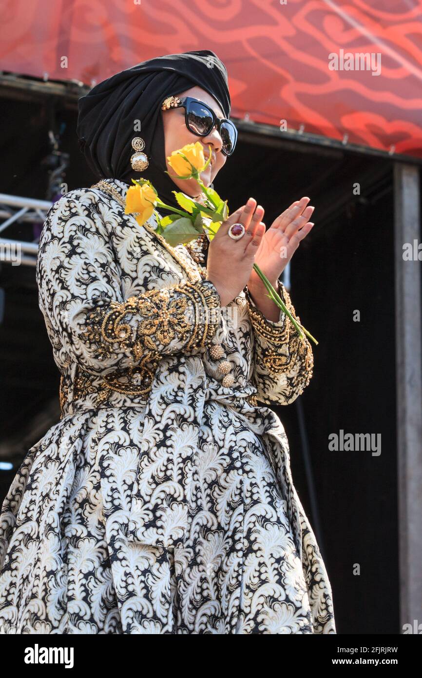 Die indonesische Designerin Anniesa Hasibuan, die jetzt 18 Jahre wegen Betrugs inhaftiert ist, zeigt auf dem Hello Indonesia Festival in London islamische Mode Stockfoto