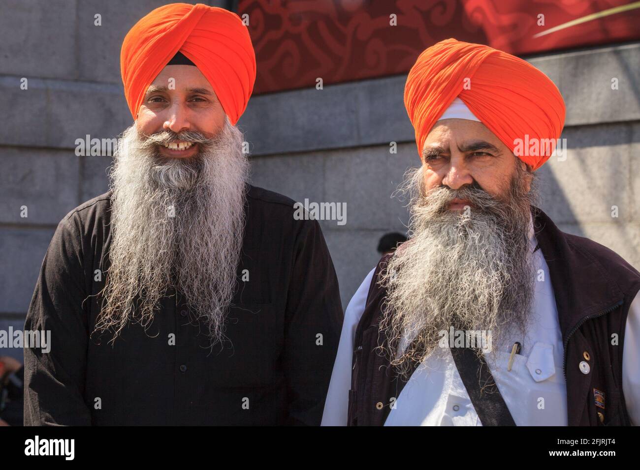 Zwei freundliche Sikh-Männer in traditionellem Turban (dastar) und Bart auf einem Festival in London, England Stockfoto
