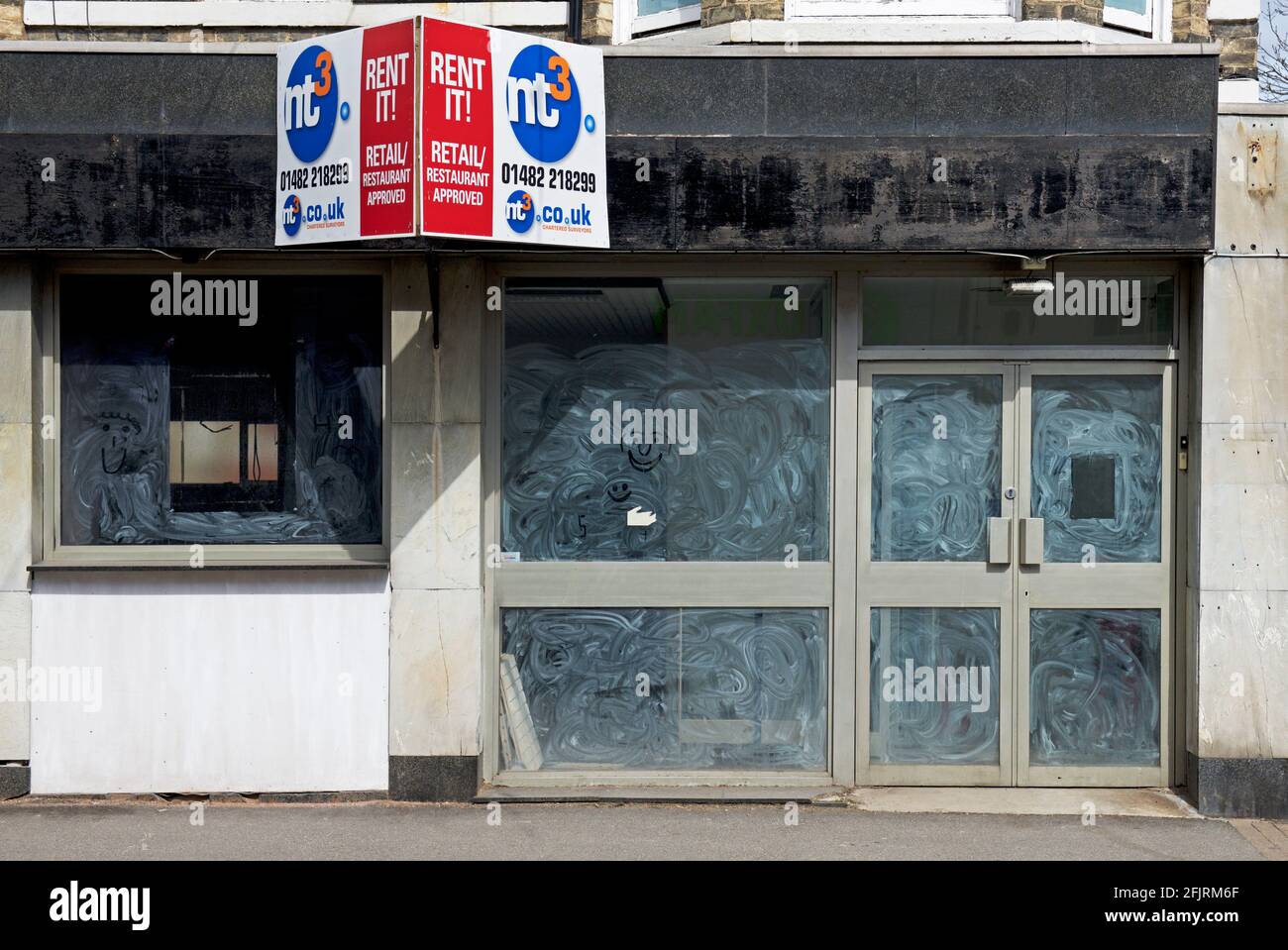 Leerer Laden mit Schild - Rent IT! - in der nördlichen Stadt, England, Großbritannien Stockfoto