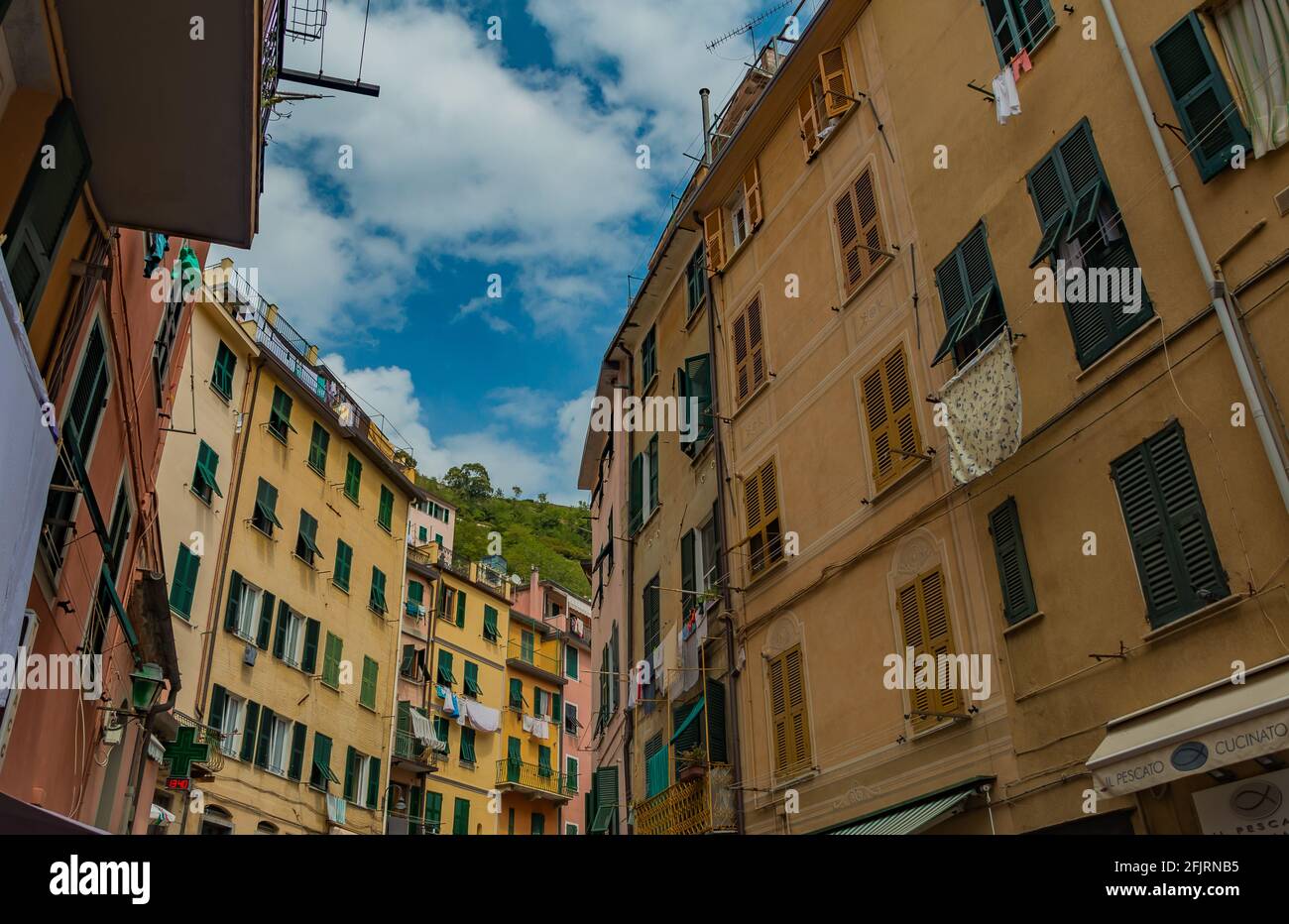 Ein Bild der bunten Fassaden der Stadt Riomaggiore. Stockfoto