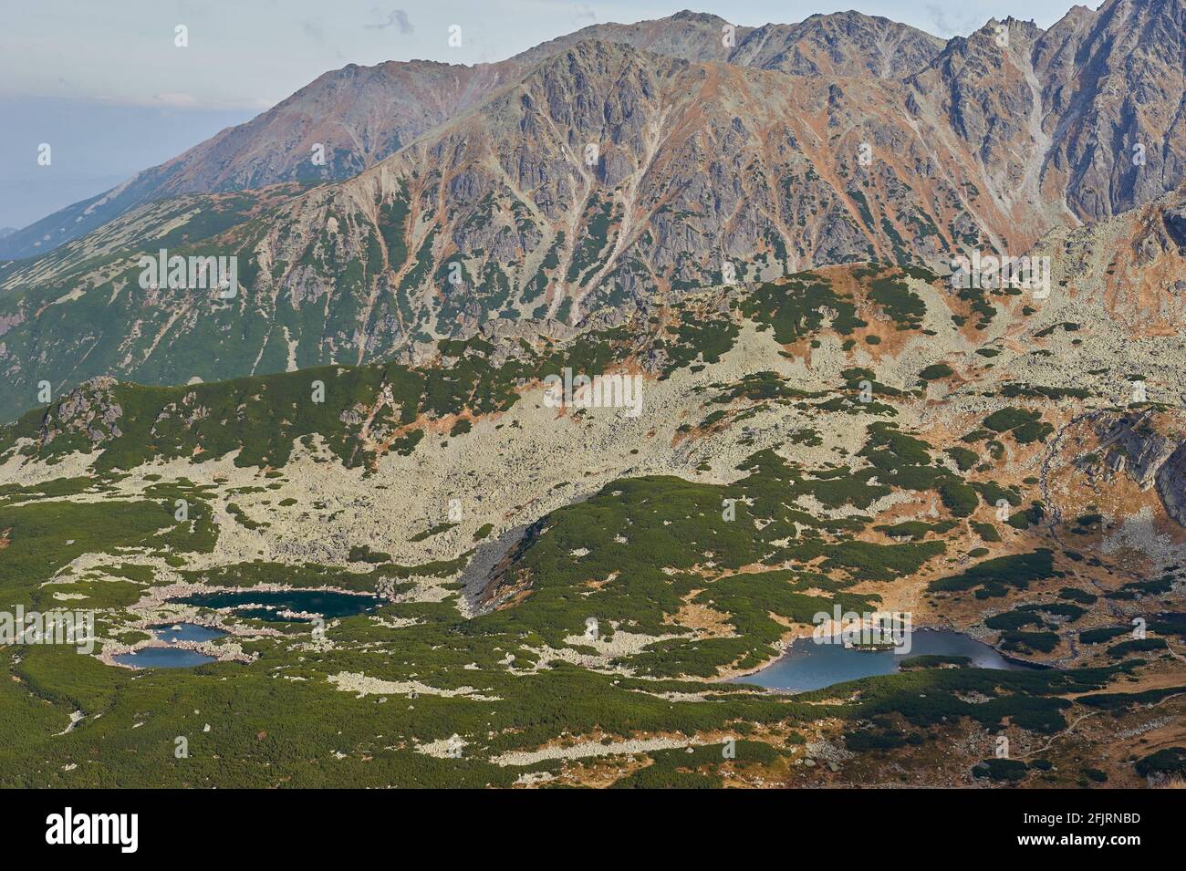 Bergtal in der Tatra mit sichtbaren Teichen Stockfoto