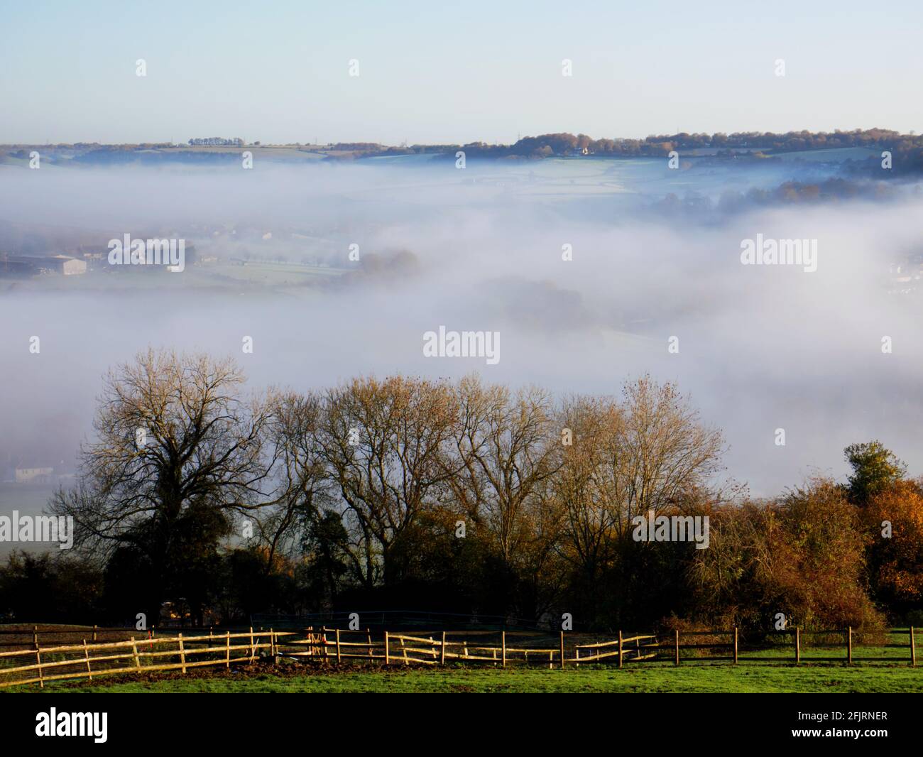 Morgennebel in der Nähe von Kingsdown, Bath. Stockfoto