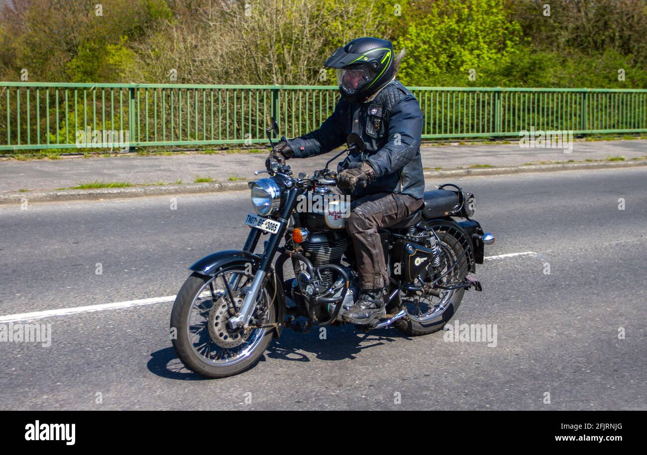 2016 Royal Enfield Bullet 500cc Motorradfahrer; zweirädriger Transport, Motorräder, Fahrzeug auf britischen Straßen, Motorräder, Motorradfahrer, die in Manchester, Großbritannien, unterwegs sind Stockfoto