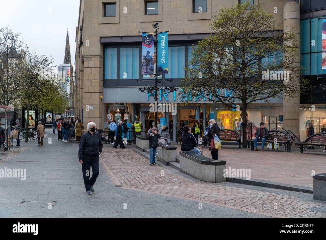 Dundee, Tayside, Schottland 26.04.21: Eine große Schlange von Menschen, die darauf warten, in primark, im überschlossenen Einkaufszentrum Dundee, einkaufen zu gehen, an dem Tag, an dem Schottland nach Monaten einer zweiten Sperre die 3. Stufe erreicht hat, bei der alle Geschäfte geschlossen wurden. Kredit: Barry Nixon Stable Air Media/Alamy Live Nachrichten Stockfoto