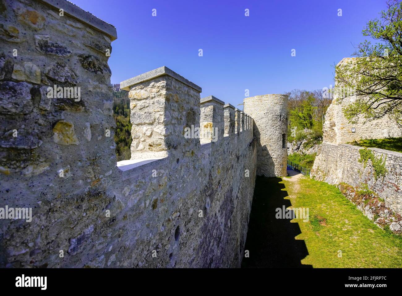 Schloss Pfeffingen ist ein Schloss in der Gemeinde Pfeffingen des Kantons Basel-Land in der Schweiz. Schweizerisches Kulturerbe von nationalem Signifikan Stockfoto