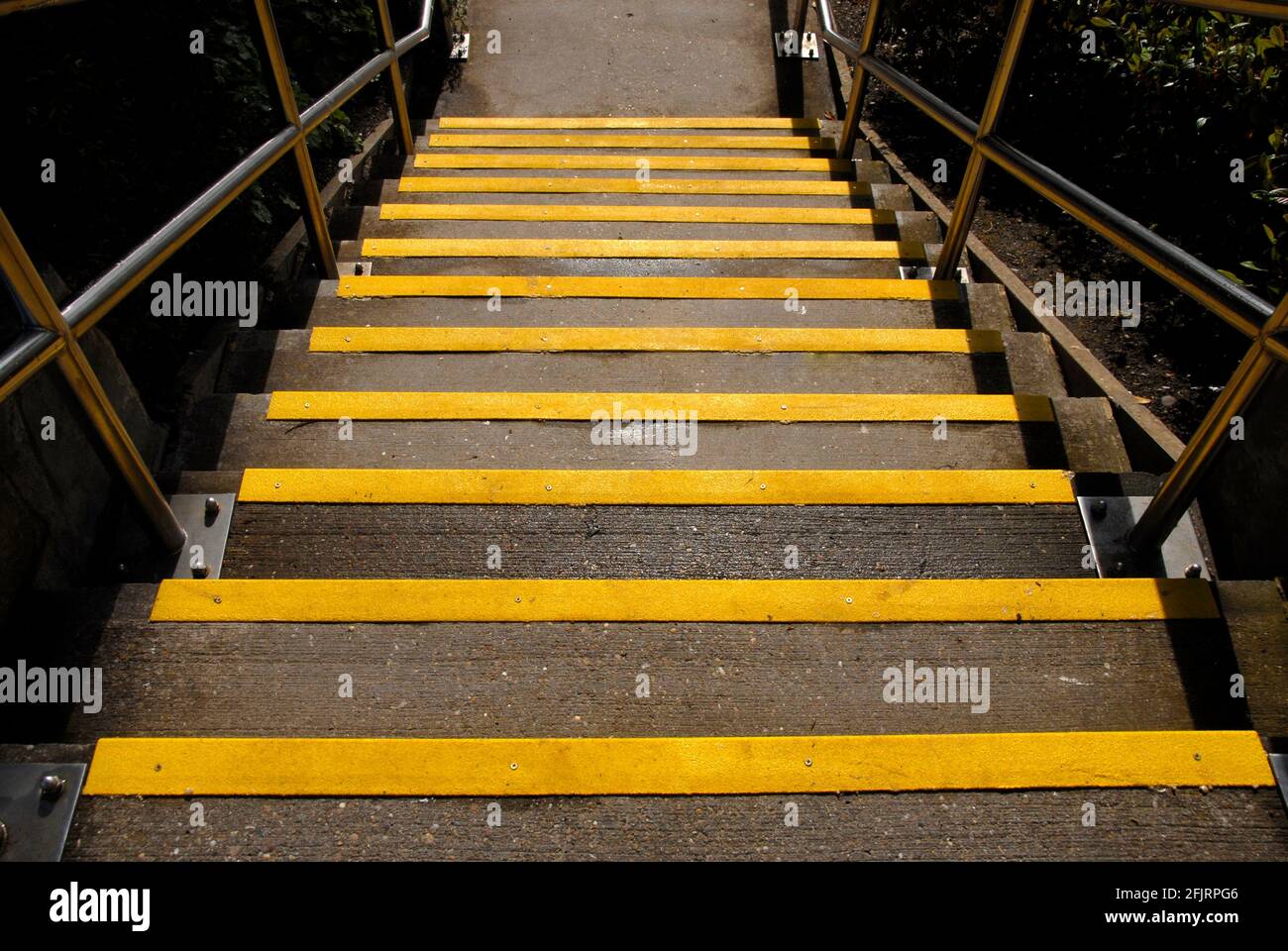 Ein Blick auf eine Reihe von Stufen mit gelben Kanten an den Stufen, um sehbehinderten Menschen zu helfen, oder eine klarere Identifizierung für alle nach Einbruch der Dunkelheit Stockfoto
