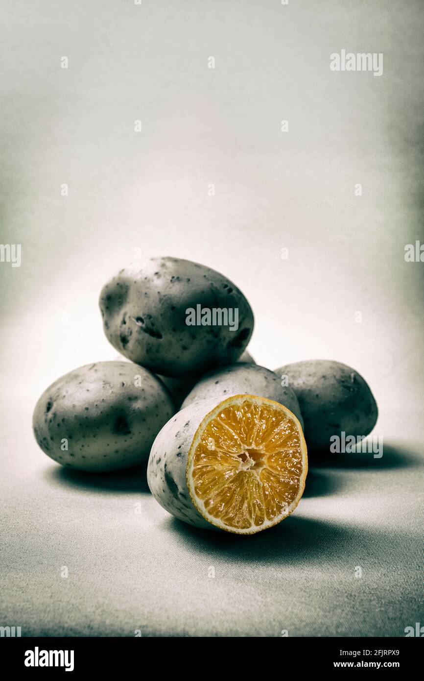 Außen Kartoffel, innen Orange. Stockfoto