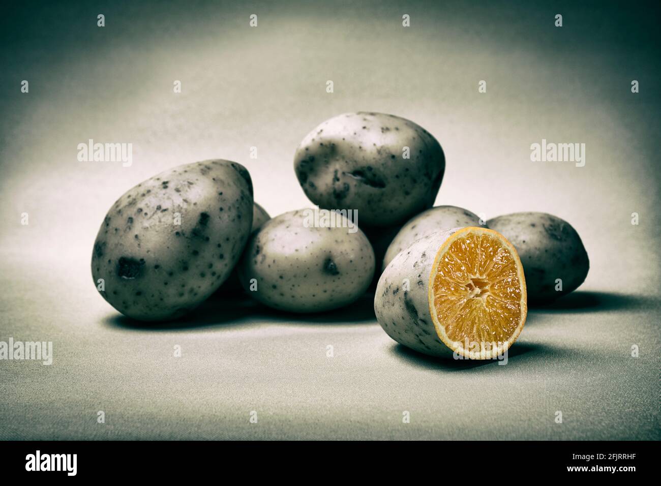 Außen Kartoffel, innen Orange. Stockfoto