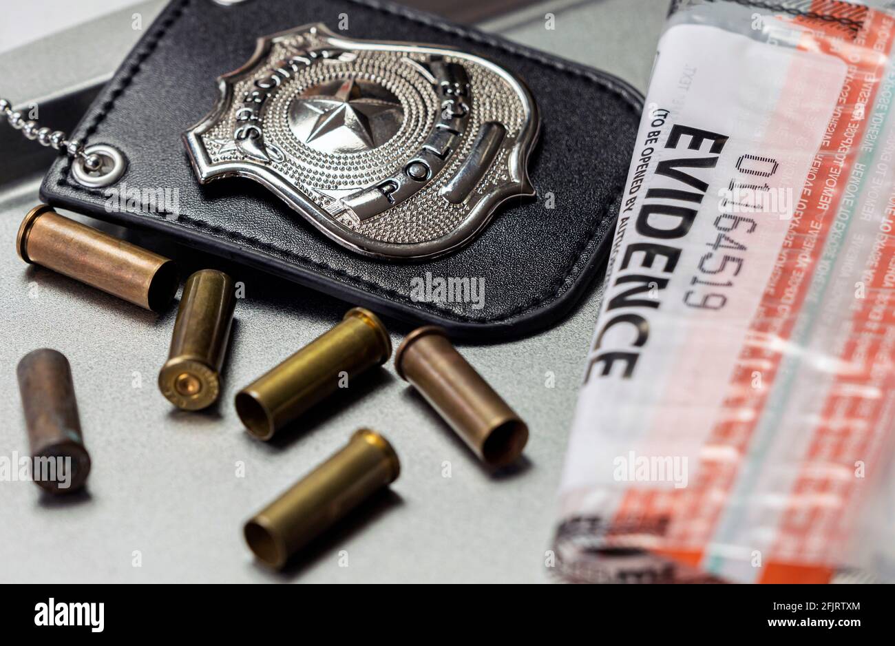 Polizeiabzeichen neben Kugeln, Konzeptbild Stockfoto