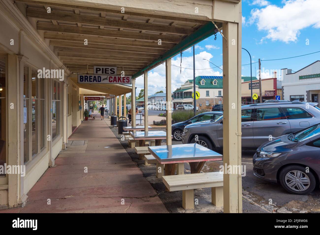 Die Bäckerei in Braidwood, New South Wales, Australien, verkauft Brotkuchen und Torten und stellt Covid-sichere, leicht zu reinigenden Stahltische für die Kunden bereit Stockfoto