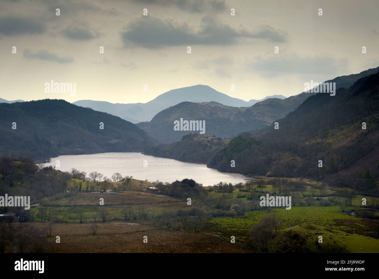 Lake Gwynant, mit Snowdon Foothills auf der rechten Seite. Stockfoto