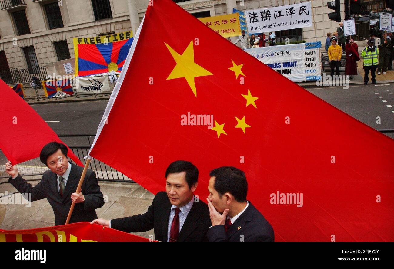 TIBETISCHER PROTEST VOR DER CHINESISCHEN BOTSCHAFT WÄHREND DES BESUCHS VON DER CHINESISCHE PREMIERMINISTER WEN JIABAO WIRD VON EINEM CHINESISCHEN SCHALTER VERDECKT PTOTEST..7/5/0 4 PILSTON Stockfoto