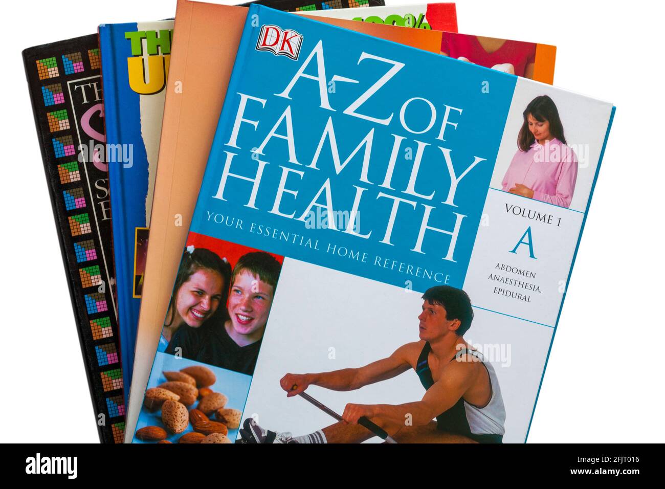 Stapel von Büchern mit A-Z von Familiengesundheitsbuch auf Top auf weißem Hintergrund gesetzt Stockfoto