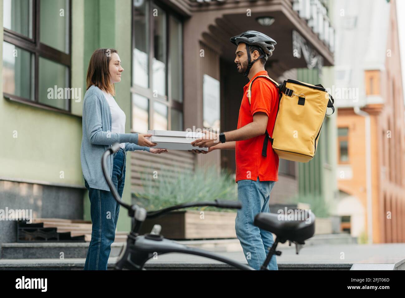 Service in der Stadt und moderne Lieferung von Lebensmitteln Stockfoto