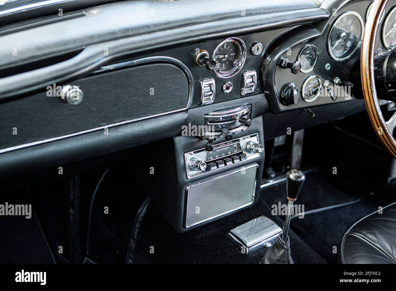 1965 Aston Martin DB5 Armaturenbrett mit Motorola Radio Stockfoto