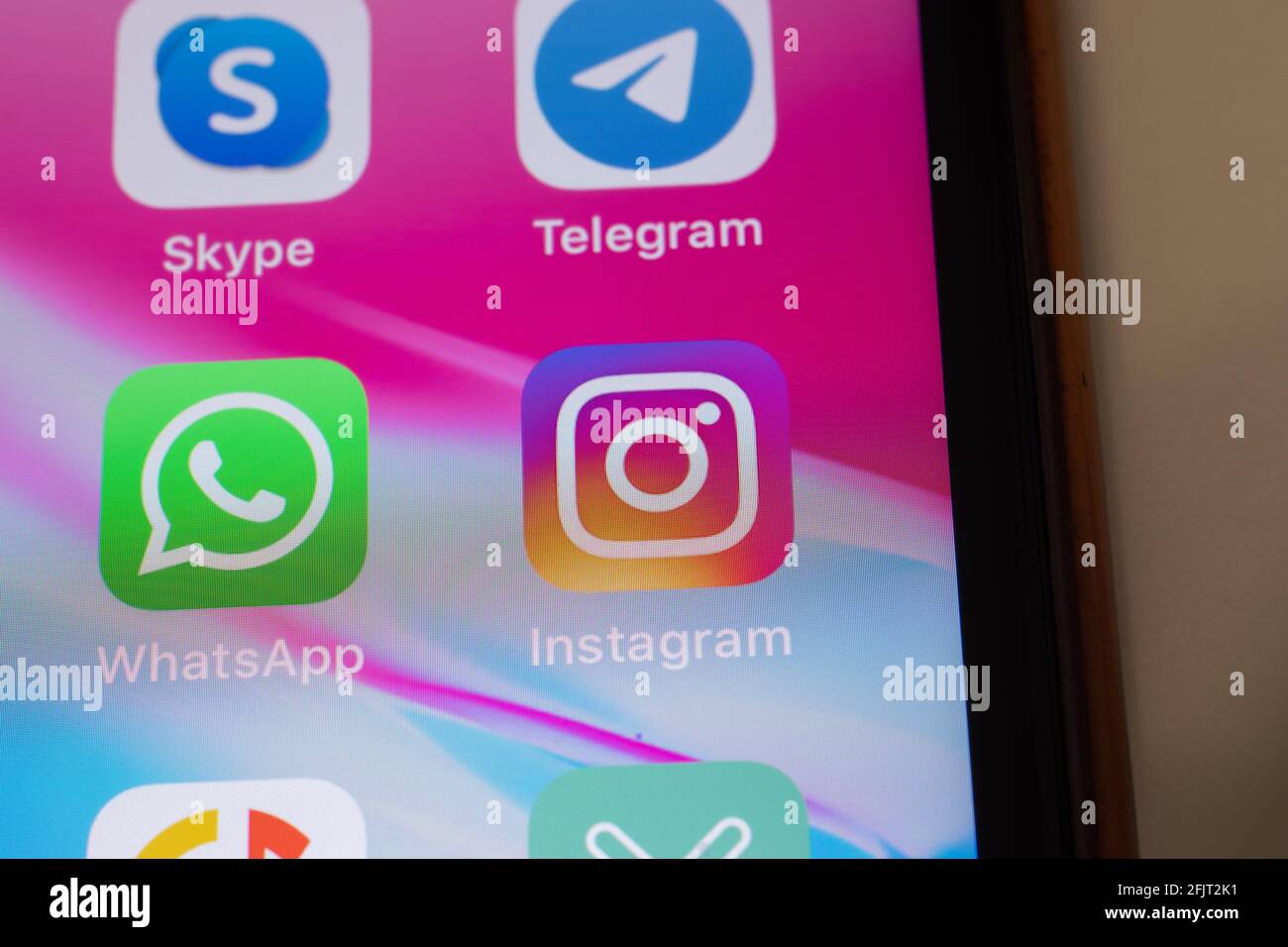 New York, USA - 26. April 2021: WhatsApp- und Instagram-App-Logo auf dem Telefonbildschirm, Nahaufnahme von oben, illustrative Editorial Stockfoto