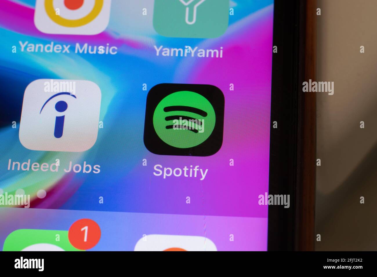 New York, USA - 26. April 2021: Spotify-App-Logo auf dem Telefonbildschirm, Nahaufnahme von oben, illustrative redaktionelle Darstellung Stockfoto
