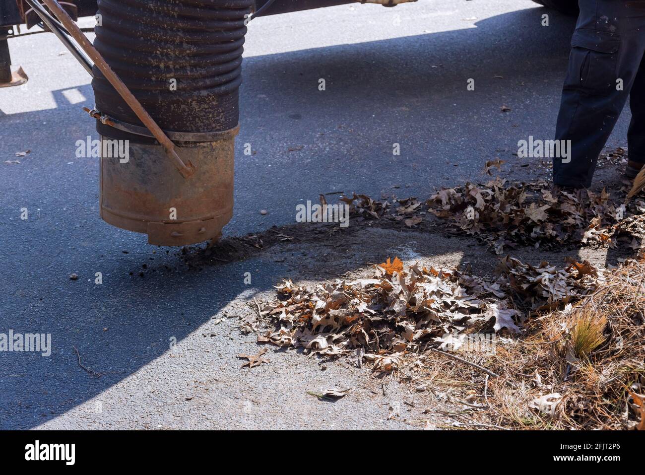 Park Reinigungsservice Herbst Saison Mann mit Staubsauger für die Reinigung Das Blatt der Straße Stockfoto