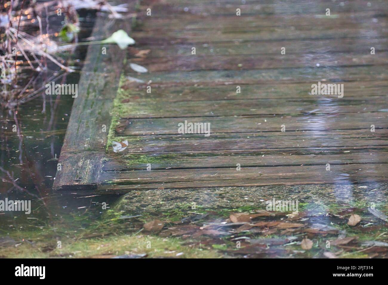 Die Brücke ist unter das Hochwasser eines kleinen Flusses gesunken Stockfoto