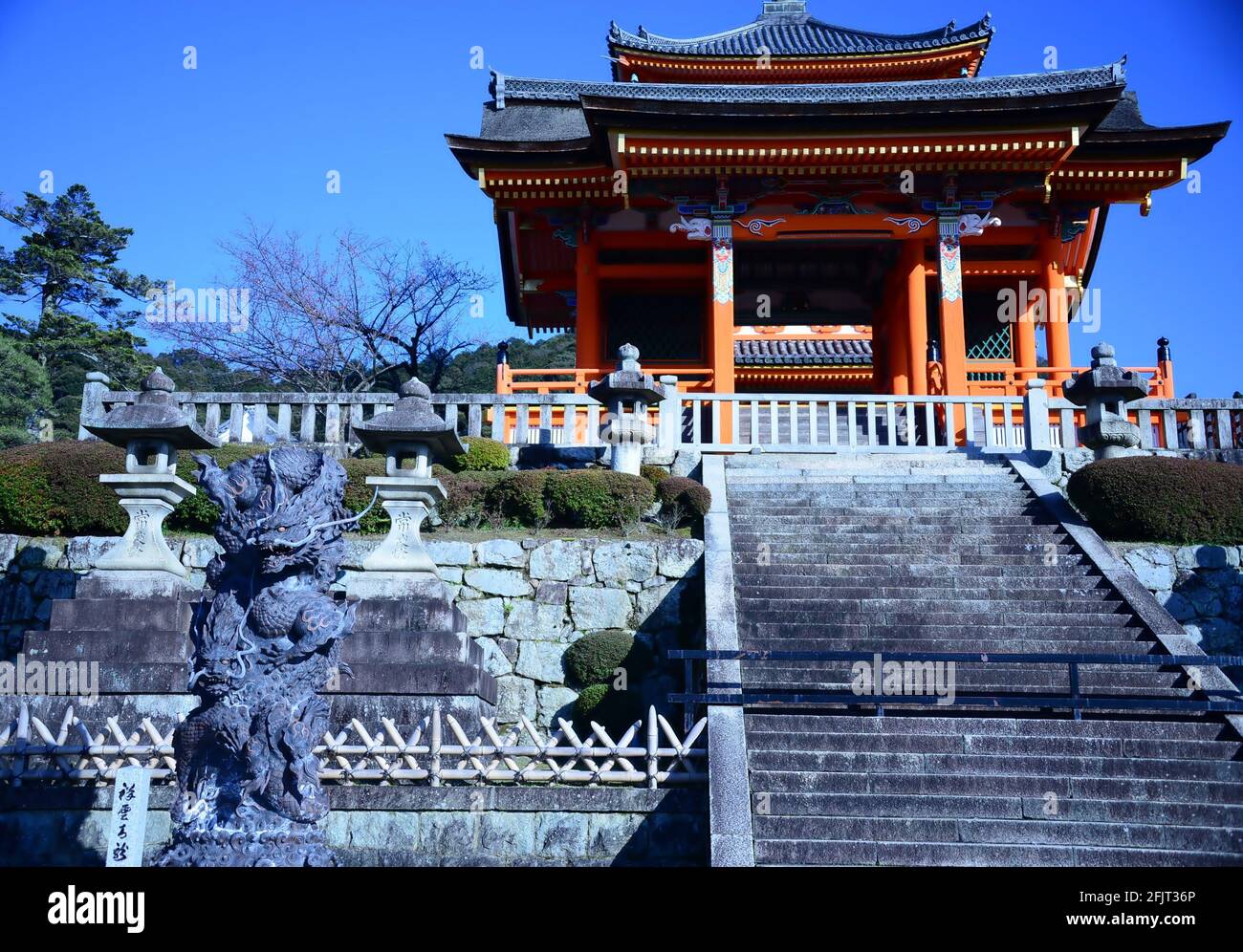 Der Kiyumizudera-Tempel steht am Wasser des Otowa-Wasserfalls, umgeben von Kirsch- und Ahornbäumen im Frühjahr. Sein Name bedeutet „Tempel des reinen Wassers“. Stockfoto