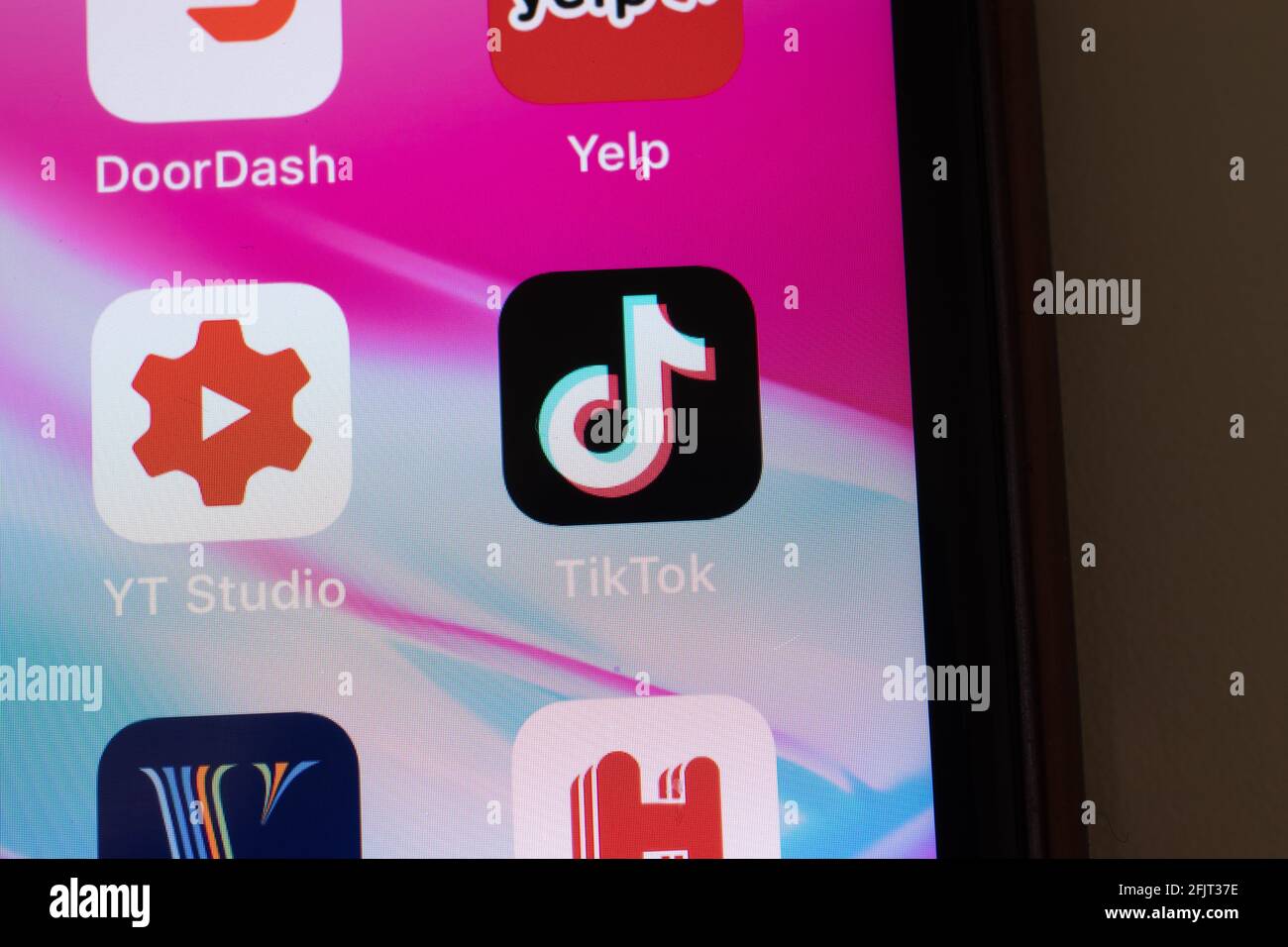 New York, USA - 26. April 2021: TikTok-App-Logo auf dem Telefonbildschirm, Nahaufnahme von oben, illustrative Editorial Stockfoto