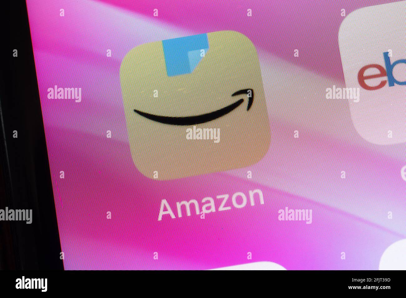 New York, USA - 26. April 2021: Amazon App-Logo auf dem Telefonbildschirm Nahaufnahme von oben, illustrative Editorial Stockfoto