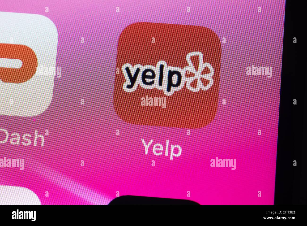 New York, USA - 26. April 2021: Yelp App-Logo auf dem Telefonbildschirm Nahaufnahme von oben, illustrative Editorial Stockfoto