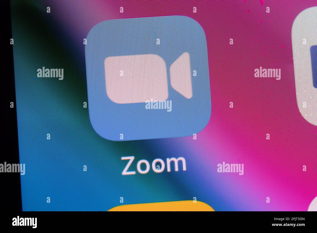 New York, USA - 26. April 2021: Zoom-App-Logo auf dem Telefonbildschirm Nahaufnahme von oben, illustrative Editorial Stockfoto