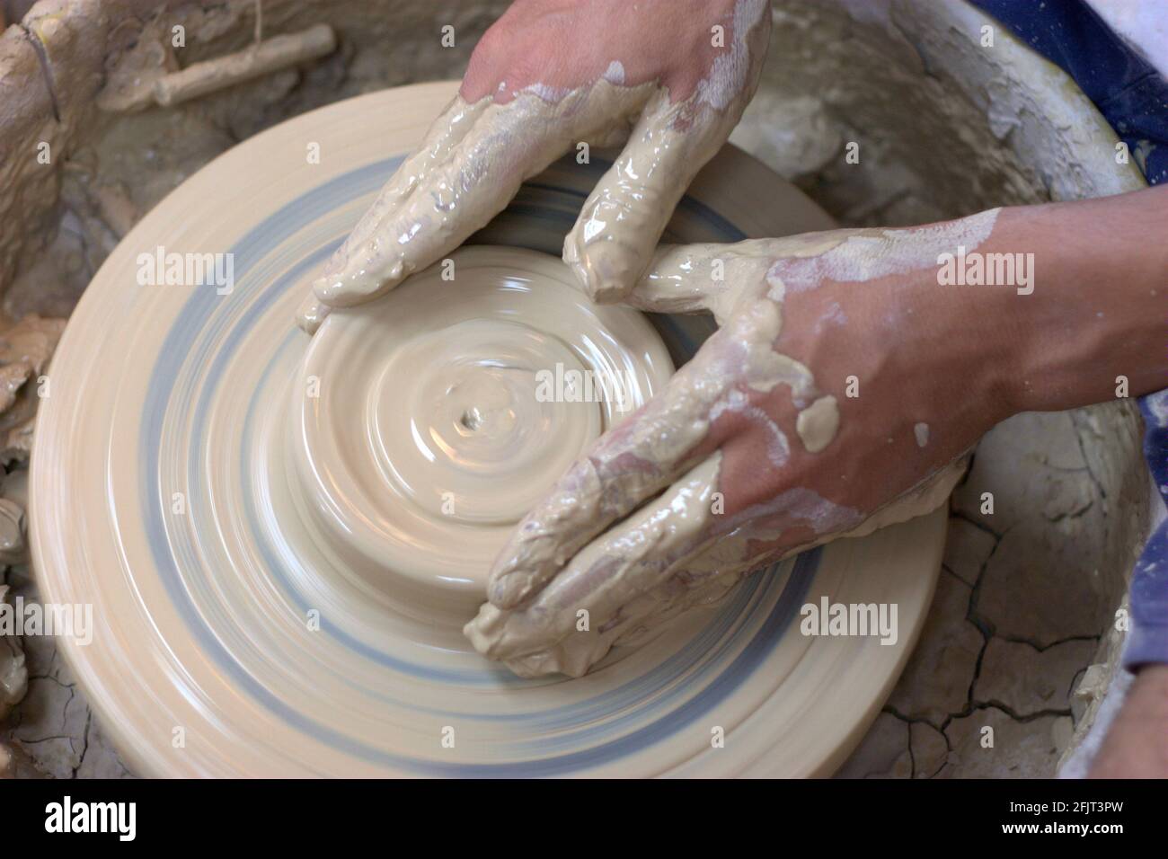 Einen Tontopf auf dem Töpferrad machen Stockfoto