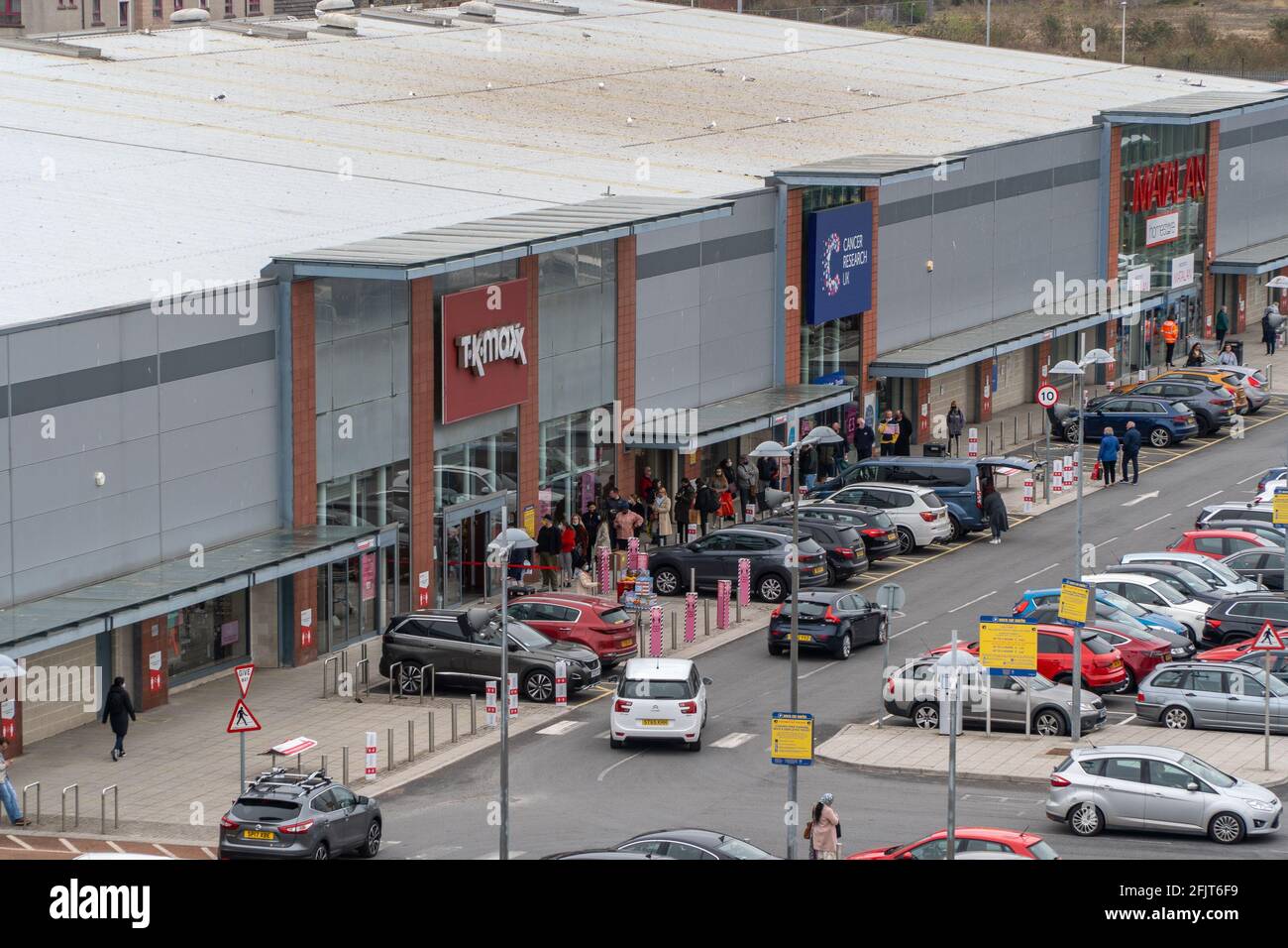 Dundee, Tayside, Schottland, 26.04.21: Große Schlange vor TK Maxx im Gallagher Retail Park in Dundee, da Schottland seine zweite Sperre verlässt und die Beschränkungen für die Öffentlichkeit gelockert werden und die Geschäfte geöffnet werden. Kredit: Barry Nixon Stable Air Media/Alamy Live Nachrichten Stockfoto