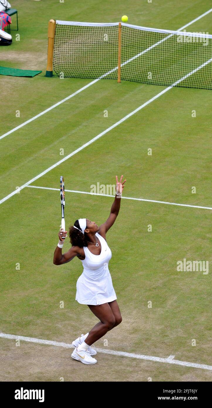 WIMBLEDON 2009 5. TAG. SERENA WILLIAMS WÄHREND IHRES MATCHES MIT ROBERTA VINCI. 26/6/09. BILD DAVID ASHDOWN Stockfoto