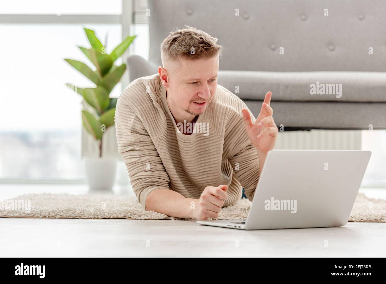 Mann Freiberufler zu Hause arbeiten Stockfoto