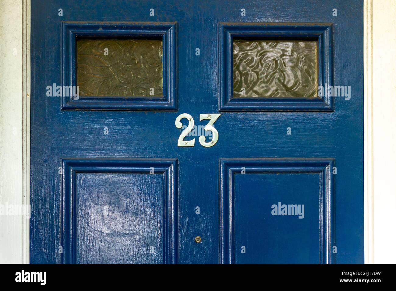 Hausnummer 23 an einer blauen Holztür Stockfoto