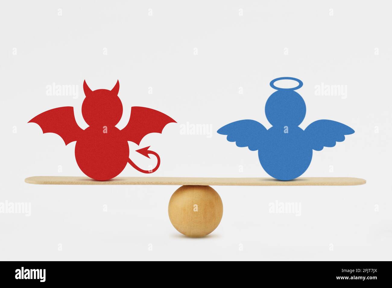 Teufel und Engel im Gleichgewicht - Balance zwischen gut Und Böses Stockfoto