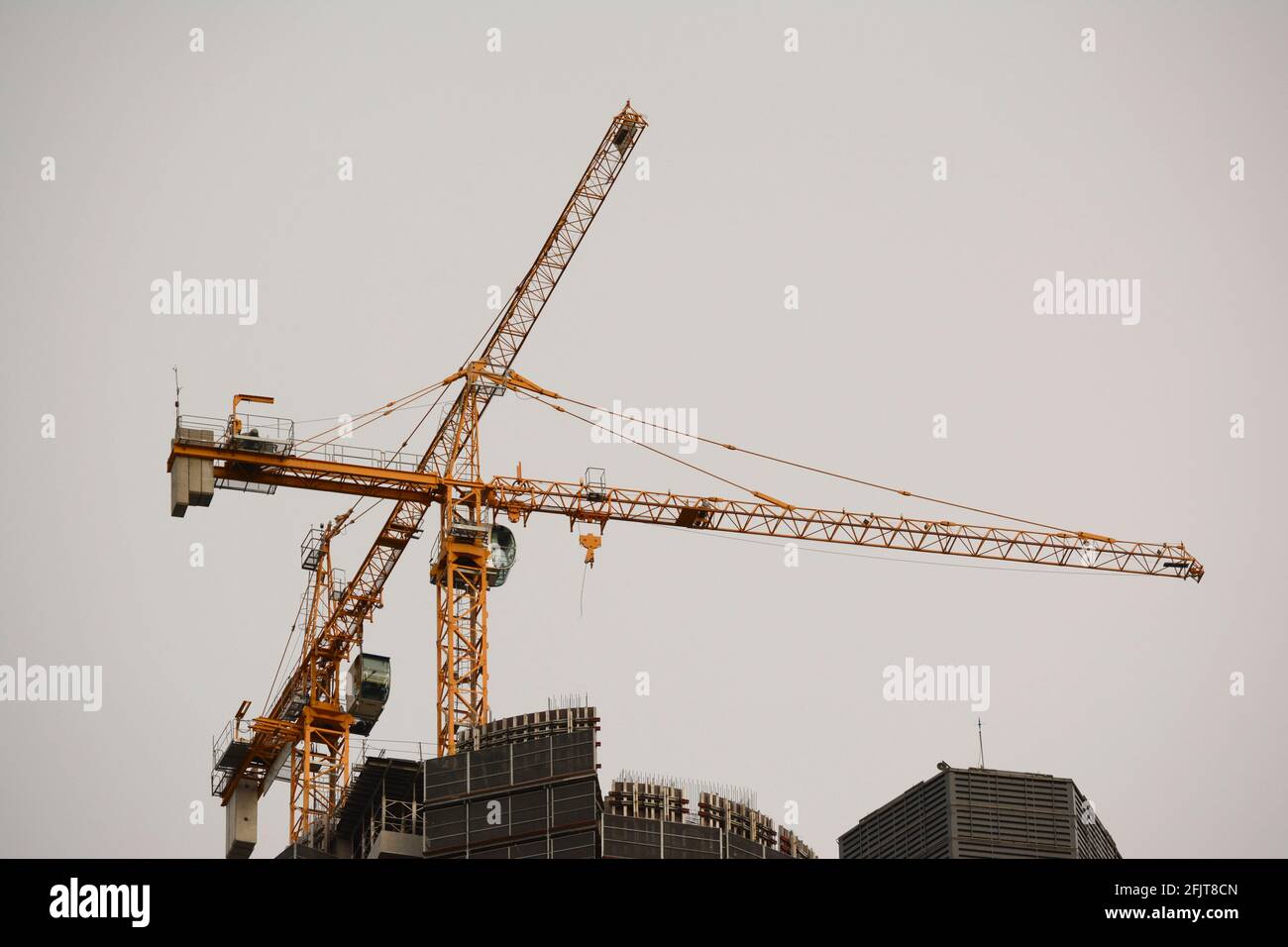 Boom Kräne arbeiten auf der Oberseite eines Gebäudes in der Stadt buenos aires, Bau Boom Stockfoto