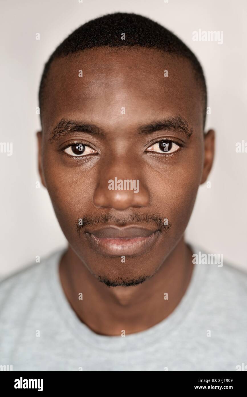 Nahaufnahme eines selbstbewussten jungen Afrikaners Stockfoto